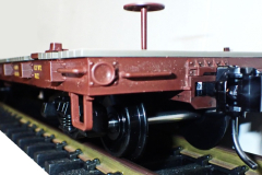 Piko_ATSF_35footFlatCarCompleteRev3CamPacBoxeUSATmetalWhlsISOviewProc_PB270079