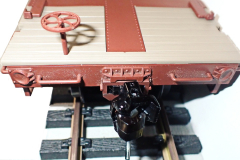 Piko_ATSF_35footFlatCarCompletedMetalWheelsCampacsEndISOproc_PB270075