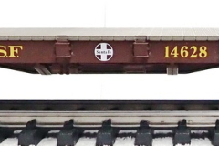 Piko_ATSF_35footFlatCarUSATmetalWheelsRev3CamPacBoxesSideViewProc_PB270033