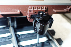 Piko_SP_35footFlatCarCampacBoxAssyPaintedMountedOnCarISOview_PB150041